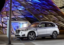 BMW lucrează la un model electric ce rivalizează cu Tesla Model X şi e produs în SUA
