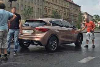 Nissan Infiniti Q30 fotografiat în Praga în timpul filmării unei reclame