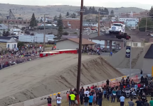 Cascadorii cu camioane made in USA: un camion “semi” zboară 50 de metri în aer (Video)