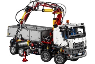 Mercedes şi LEGO colaborează pentru realizarea unui mega camion Lego Technic numit Arocs 3245