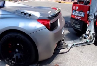 Un Ferrari 458 Spider parcat complet aiurea e ridicat la Cannes (Video)