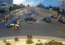 Iată filmarea integrală a accidentului de pe strada Mioriţei din Bacău, un eveniment controversat cu viteză, alcool şi altercaţii (video)