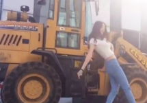 Cea mai sexy reclamă la un tractor implică o chinezoaică dansând (Video)