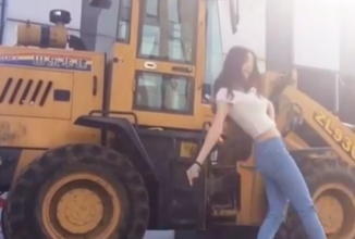 Cea mai sexy reclamă la un tractor implică o chinezoaică dansând (Video)