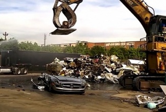 Cel mai trist clip de săptămâna asta: un Mercedes AMG SLS strivit la fiare vechi (Video)