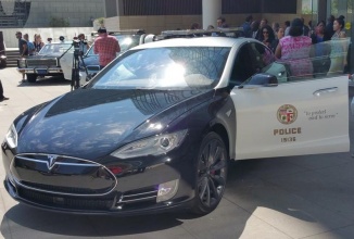 “Nu mişcă nimeni! Avem un automobil electric!” LAPD are acum automobile Tesla în parcul auto