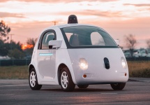 John Krafcik devine CEO-ul diviziei de mașini autonome Google; acesta are la activ posturi în cadrul Ford și Hyundai
