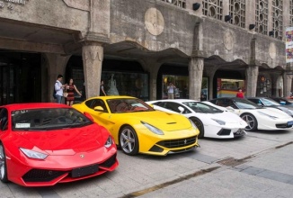 12 supermasini îşi fac apariţia într-o piaţă publică din Shanghai; Modele ca Nissan GTR, Ferrari sau Lamborghini au apărut ca de nicăieri