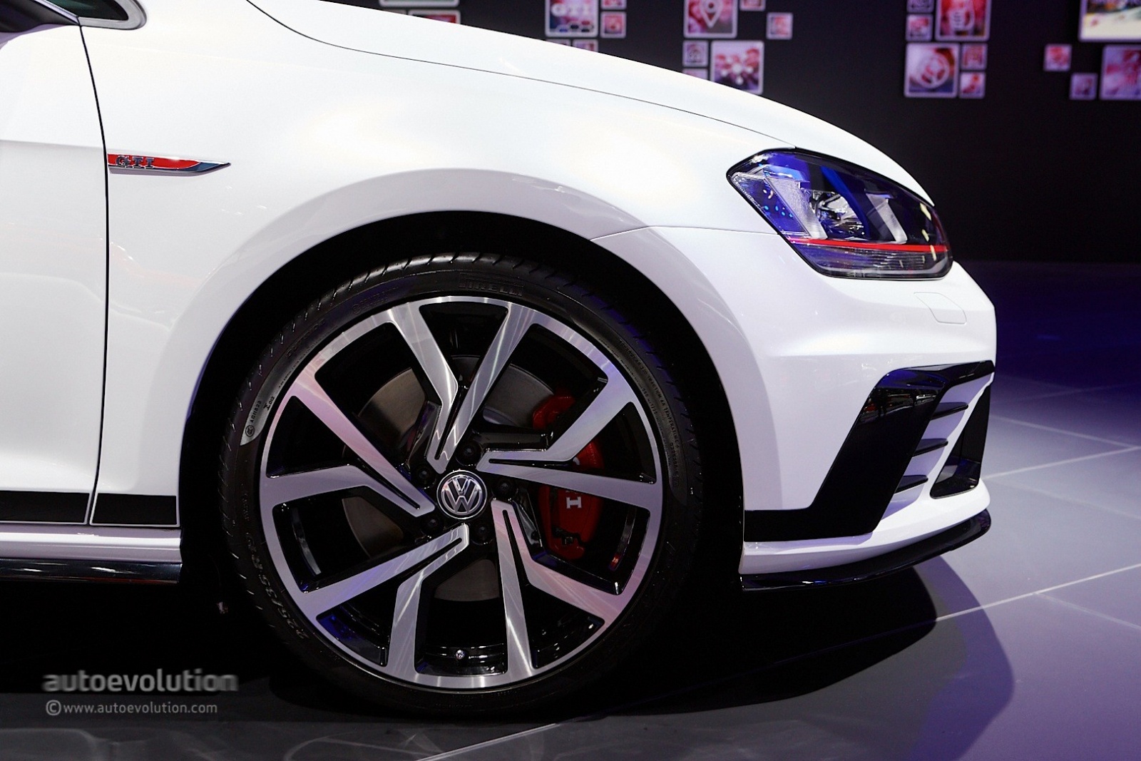 volkswagen-golf-gti-clubsport-debuts-at-the-frankfurt-motor-show-2015-live-photos_4