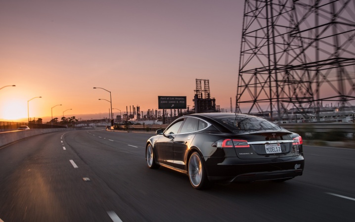 2012-Tesla-Model-S-rear-three-quarter-motion