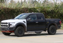 Ford F-150 Raptor 2017 apare în imagini spion, pare gata de producţia în masă