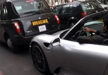 Cum să fii aproape de accident cu un bolid de 1.3 milioane de dolari: un Porsche 918 Spyder turat complet aiurea (Video)