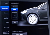 Firmware-ul 7.0 care va sosi pe Tesla Model X aduce funcţie de condus autonom şi control nou asupra portierelor