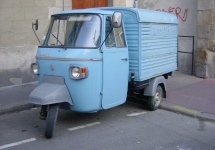 Piaggio Ape 1981 scos la un drive test în Italia, e veriga lipsă între căruţă, scuter şi automobil (Video)