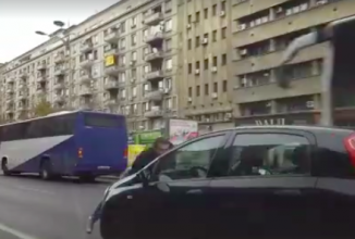 Un bărbat e luat pe sus pe capotă de femeia cu care s-a acroşat în trafic: cascadorii involuntare la Piaţa Romană! (Video)