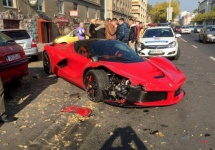 Un Ferrari LaFerrari are un accident stupid în Budapesta; Şoferul iese calm şi îşi aprinde un trabuc… (Video)