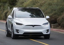 Tesla Model X disponibil acum la preţul de pornire de 80.000 de dolari, fără scutirile speciale de taxe, în variatele 70D, 90D şi P90D