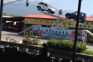Două automobile se întrec în acrobaţii fantastice dându-se ca pe un balansoar (Video)