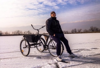 Drift de iarnă: iată cum face drifturi o tricicletă pe un lac îngheţat din România (Video)