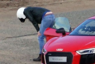 Chris Evans, noua gazdă Top Gear fotografiat după ce a avut rău de maşină într-un Audi R8