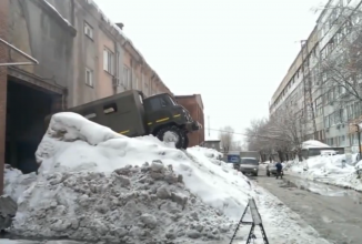 Cum să scoţi un mic camion din garaj când ai în faţă un morman imens de zăpadă (Video)