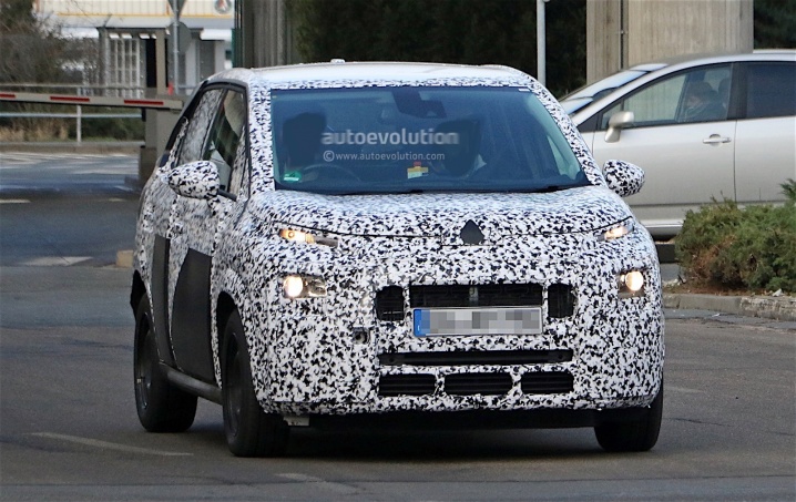 first-spy-shots-of-next-generation-citroen-c3-picasso_1