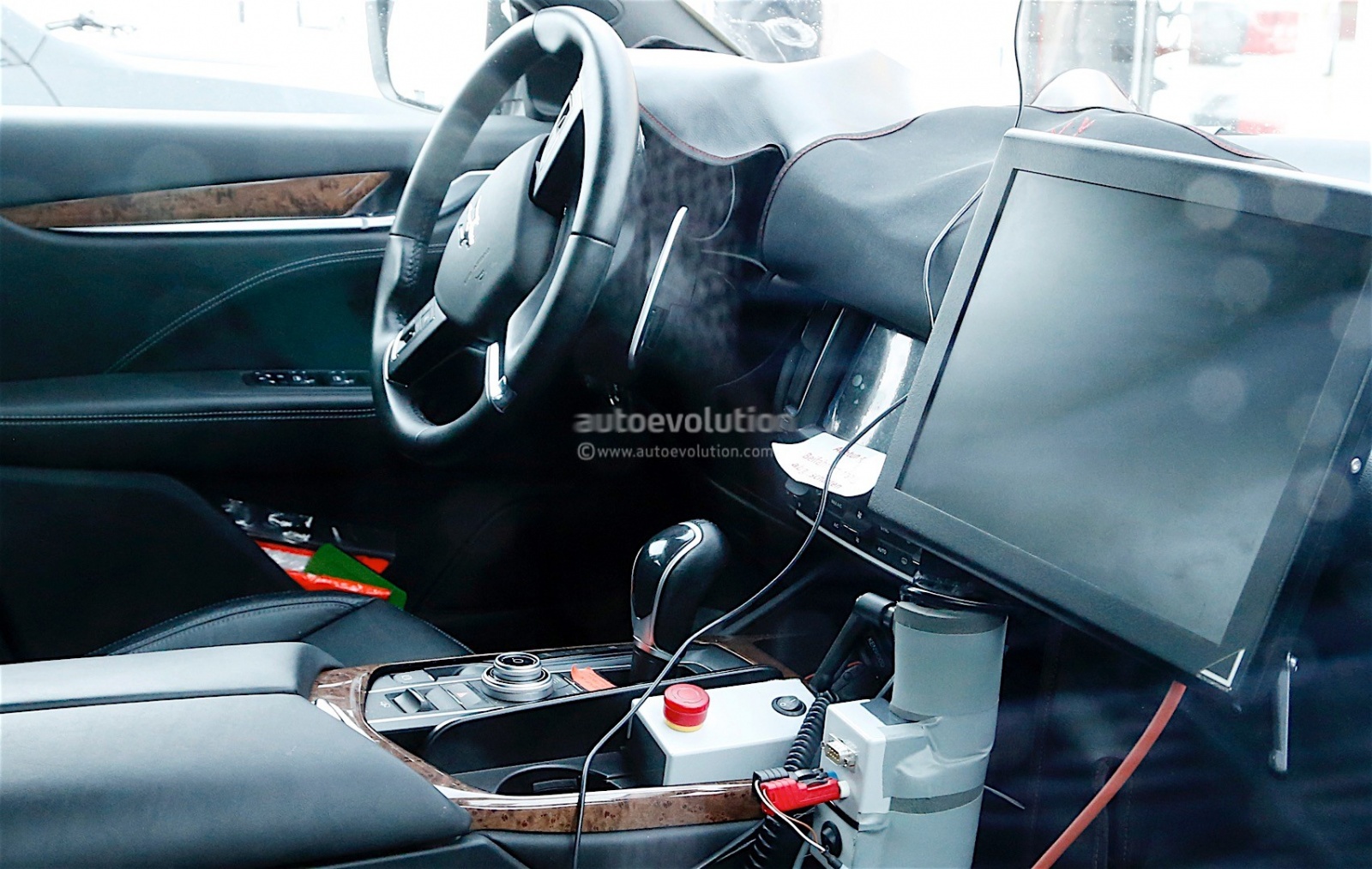 maserati-levante-spy-shots-reveal-interior-of-the-trident-s-first-suv_2