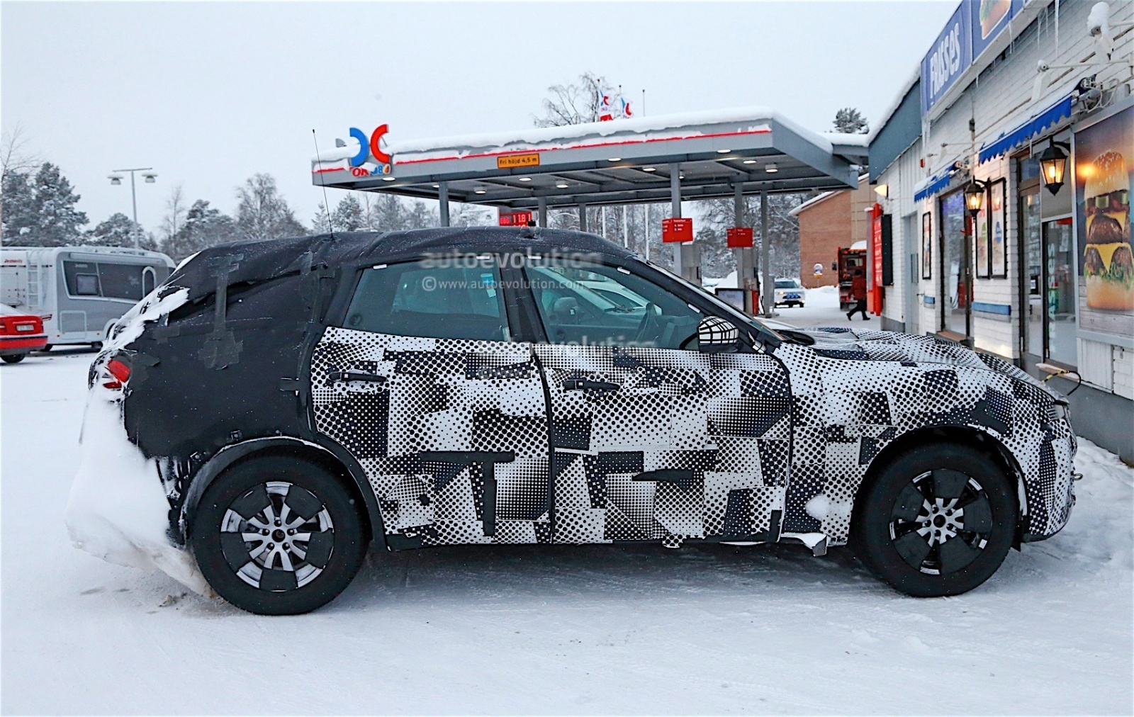 maserati-levante-spy-shots-reveal-interior-of-the-trident-s-first-suv_7