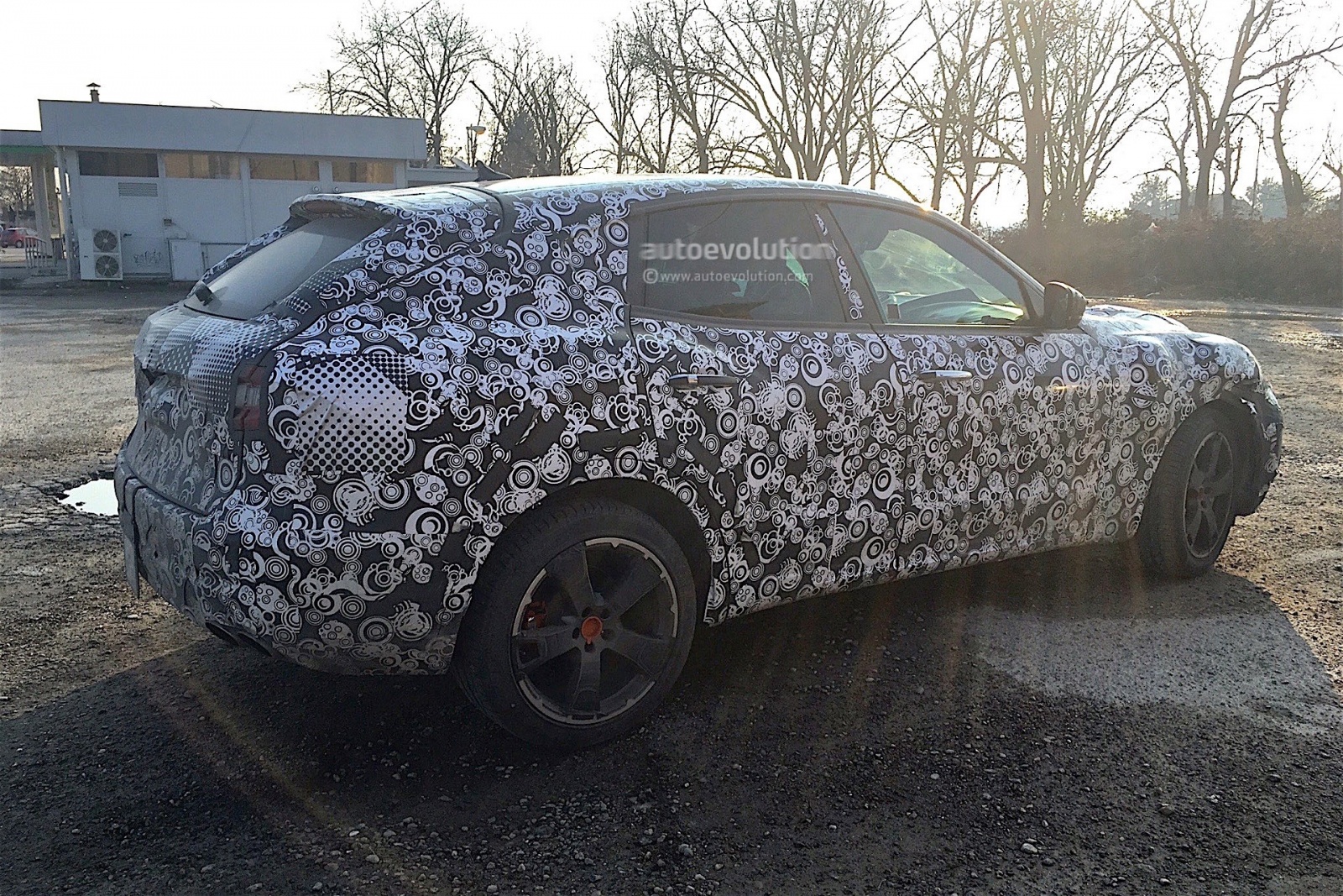 2017-maserati-levante-spied-with-less-disguise_3