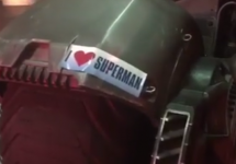 Superman “sabotează” Batmobil-ul din filmul Batman versus Superman într-un scurt clip viral (Video)