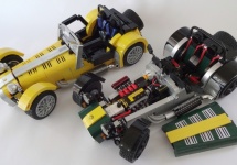 Faimosul automobil ultra uşor de curse Caterham 7 va ajunge în colecţia LEGO, sub forma unor kituri speciale în acest an