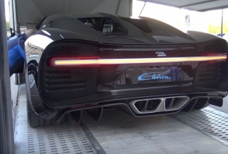 Un Bugatti Chiron ne încântă cu sunetele nervoase ale motorului său, la pornire şi schimbare de viteze (Video)