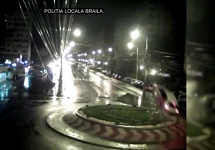 O maşină plonjează impresionant peste sensul giratoriu de la Kaufland, în Brăila (Video)