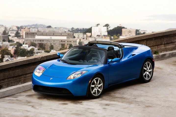 Vechiul Tesla Roadster Albastru