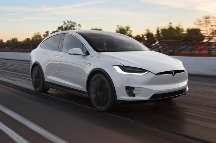 2016-Tesla-Model-X-P90D-front-three-quarter-in-motion-e1459357719515
