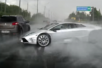 Un posesor de Lamborghini Murcielago cromat are o zi foarte proastă în Rusia; Iată un accident pe ploaie (Video)