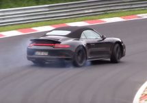 Noul Porsche 911 Carrera GTS Cabriolet este surprins la Nurbugring într-o sesiune de drifting