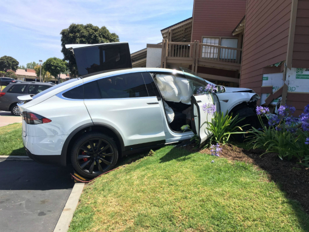 tesla-model-x-parking-crash-3