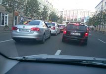 Patru șoferi Uber au fost amendați în Cluj după ce un grup de taximetriști le-au întins o cursă (Video)