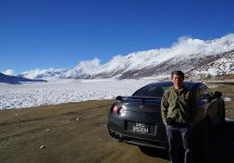 Un șofer ambițios a condus la altitudini de peste 5.000 de metri spre baza Everest în al său Nissan GTR