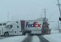 Un camion FedEx plin de colete este spulberat de un tren de pasageri; incident pus pe seama unei defecțiuni a barierelor