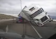 Clipul zilei: un camion cu trailer e răsturnat de vânt fix peste o maşină a poliţiei (Video)
