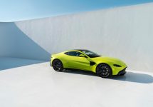 Aston Martin prezintă noul Vantage, o maşină sport cu motor V8, culoare de Tweety