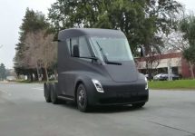 Camionul electric Tesla Semi este surprins rulând pe străzile din California; este extrem de silențios