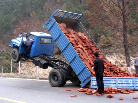 Camionul si caramizile imprastiate pe sosea